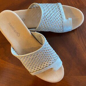 NWOT Baretraps Cora Silver Wedge Sandal Earth Friendly 7.5 M